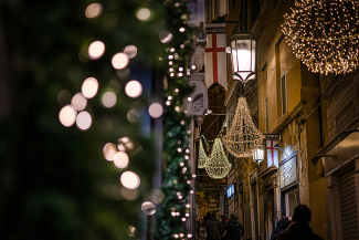 Via Luccoli con le luminarie natalizie 