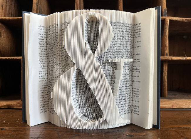 Scultura con un libro