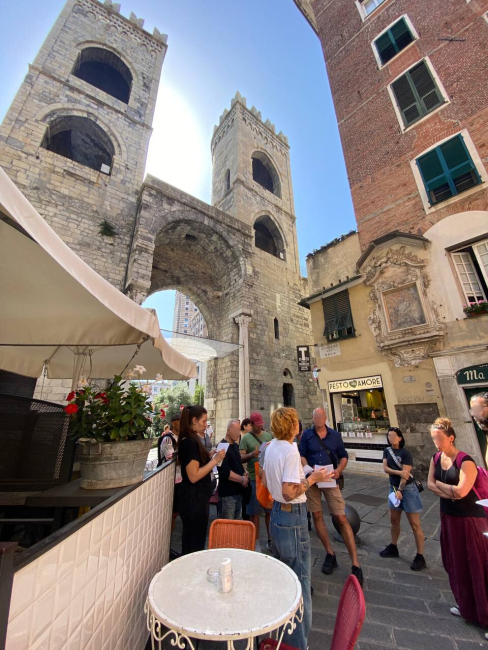 Un’isola medioevale nel cuore di Genova: Visita accompagnata con aperitivo ligure