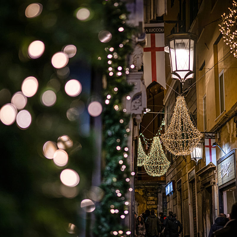 Via Luccoli con le luminarie natalizie